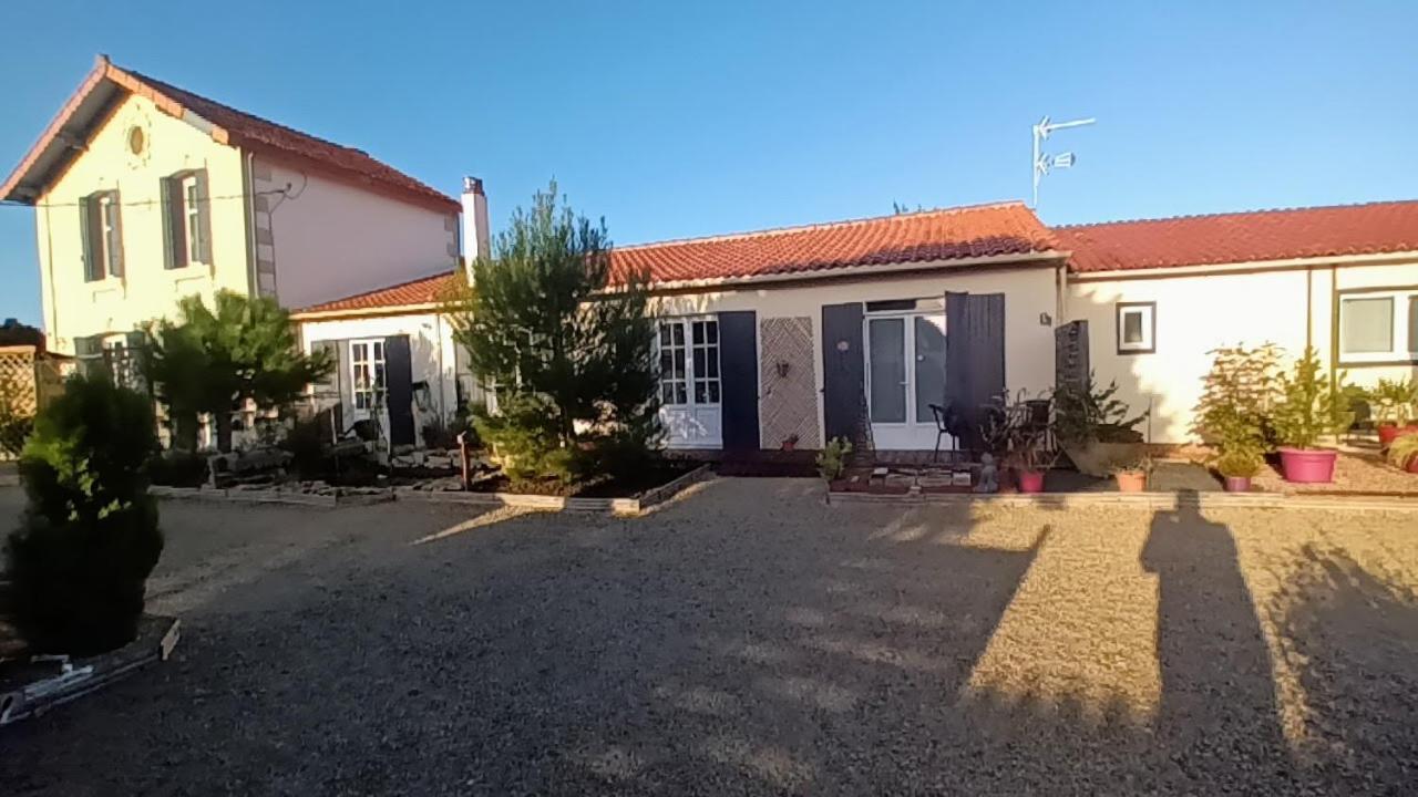 Le Clos Des Passiflores Pons Bagian luar foto