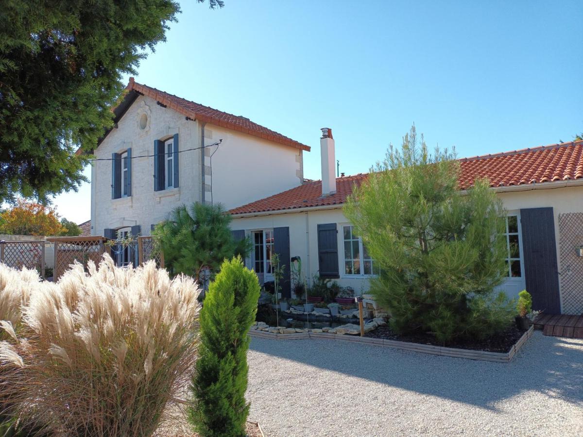 Le Clos Des Passiflores Pons Bagian luar foto