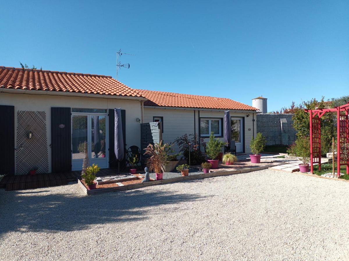 Le Clos Des Passiflores Pons Bagian luar foto