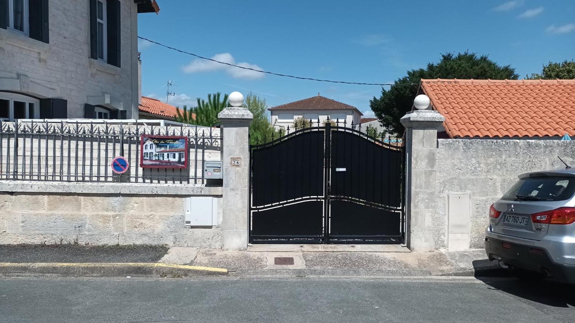 Le Clos Des Passiflores Pons Bagian luar foto