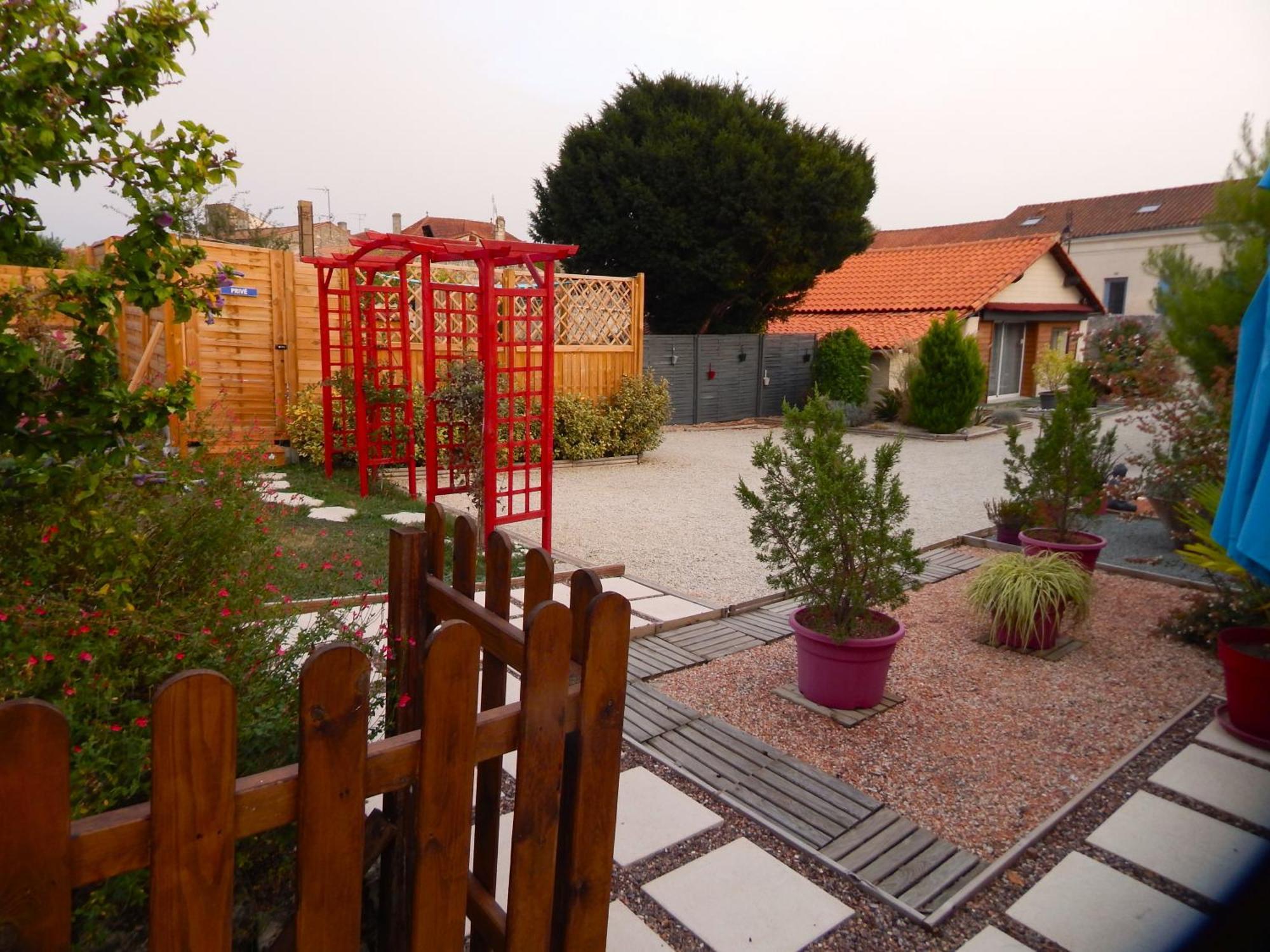 Le Clos Des Passiflores Pons Bagian luar foto