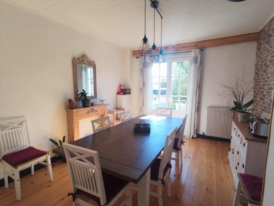 Le Clos Des Passiflores Pons Bagian luar foto